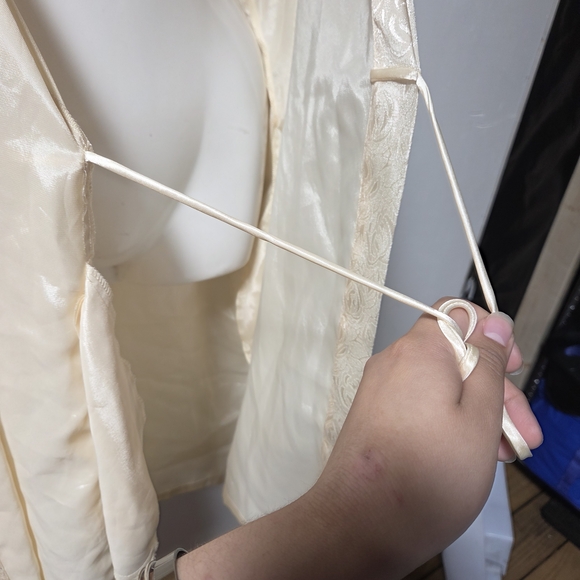 Cream Satin Longe Robe - Picture 4 of 6